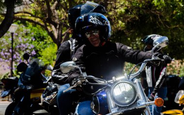 Nerja, İspanya - 10 Haziran 2018 insanlar ve motosiklet motosiklet ralli bir sahil İspanyol kasabasında