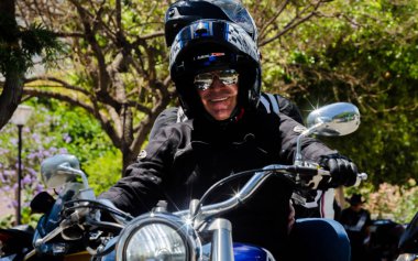 Nerja, İspanya - 10 Haziran 2018 insanlar ve motosiklet motosiklet ralli bir sahil İspanyol kasabasında