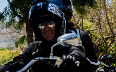 Nerja, İspanya - 10 Haziran 2018 insanlar ve motosiklet motosiklet ralli bir sahil İspanyol kasabasında