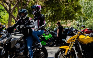 Nerja, İspanya - 10 Haziran 2018 insanlar ve motosiklet motosiklet ralli bir sahil İspanyol kasabasında