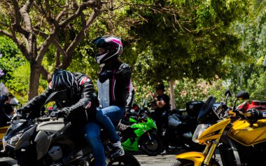 Nerja, İspanya - 10 Haziran 2018 insanlar ve motosiklet motosiklet ralli bir sahil İspanyol kasabasında