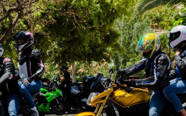 Nerja, İspanya - 10 Haziran 2018 insanlar ve motosiklet motosiklet ralli bir sahil İspanyol kasabasında
