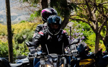 Nerja, İspanya - 10 Haziran 2018 insanlar ve motosiklet motosiklet ralli bir sahil İspanyol kasabasında