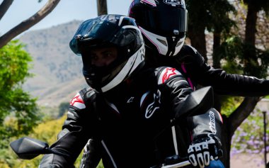 Nerja, İspanya - 10 Haziran 2018 insanlar ve motosiklet motosiklet ralli bir sahil İspanyol kasabasında