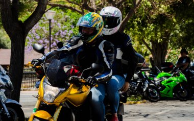 Nerja, İspanya - 10 Haziran 2018 insanlar ve motosiklet motosiklet ralli bir sahil İspanyol kasabasında