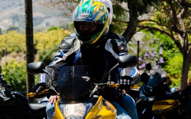 Nerja, İspanya - 10 Haziran 2018 insanlar ve motosiklet motosiklet ralli bir sahil İspanyol kasabasında