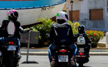 Nerja, İspanya - 10 Haziran 2018 insanlar ve motosiklet motosiklet ralli bir sahil İspanyol kasabasında