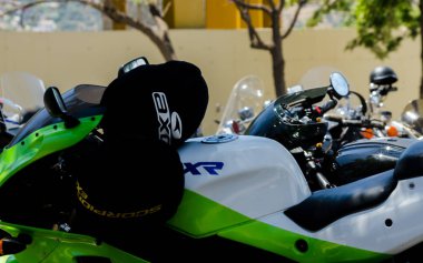 Nerja, İspanya - 10 Haziran 2018 insanlar ve motosiklet motosiklet ralli bir sahil İspanyol kasabasında