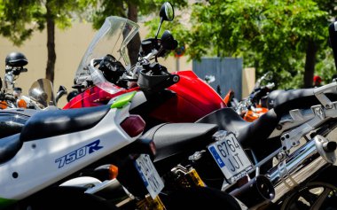 Nerja, İspanya - 10 Haziran 2018 insanlar ve motosiklet motosiklet ralli bir sahil İspanyol kasabasında