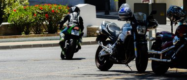 Nerja, İspanya - 10 Haziran 2018 insanlar ve motosiklet motosiklet ralli bir sahil İspanyol kasabasında