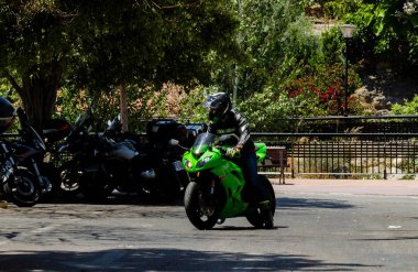 Nerja, İspanya - 10 Haziran 2018 insanlar ve motosiklet motosiklet ralli bir sahil İspanyol kasabasında
