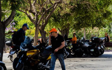 Nerja, İspanya - 10 Haziran 2018 insanlar ve motosiklet motosiklet ralli bir sahil İspanyol kasabasında
