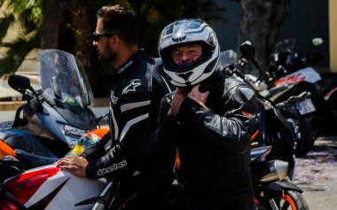 Nerja, İspanya - 10 Haziran 2018 insanlar ve motosiklet motosiklet ralli bir sahil İspanyol kasabasında