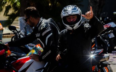 Nerja, İspanya - 10 Haziran 2018 insanlar ve motosiklet motosiklet ralli bir sahil İspanyol kasabasında