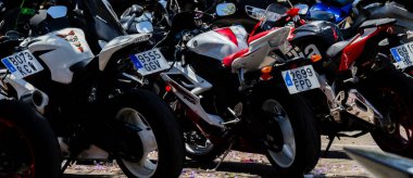 Nerja, İspanya - 10 Haziran 2018 insanlar ve motosiklet motosiklet ralli bir sahil İspanyol kasabasında