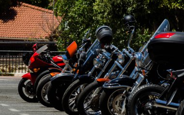 Nerja, İspanya - 10 Haziran 2018 insanlar ve motosiklet motosiklet ralli bir sahil İspanyol kasabasında