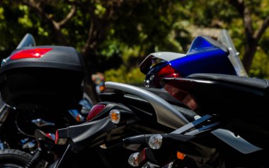 Nerja, İspanya - 10 Haziran 2018 insanlar ve motosiklet motosiklet ralli bir sahil İspanyol kasabasında