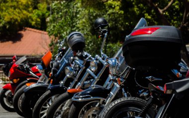 Nerja, İspanya - 10 Haziran 2018 insanlar ve motosiklet motosiklet ralli bir sahil İspanyol kasabasında