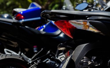 Nerja, İspanya - 10 Haziran 2018 insanlar ve motosiklet motosiklet ralli bir sahil İspanyol kasabasında