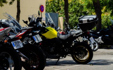 Nerja, İspanya - 10 Haziran 2018 insanlar ve motosiklet motosiklet ralli bir sahil İspanyol kasabasında