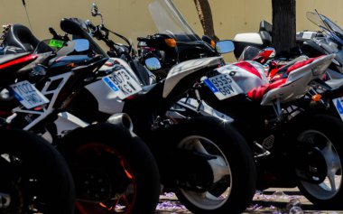 Nerja, İspanya - 10 Haziran 2018 insanlar ve motosiklet motosiklet ralli bir sahil İspanyol kasabasında