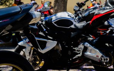 Nerja, İspanya - 10 Haziran 2018 insanlar ve motosiklet motosiklet ralli bir sahil İspanyol kasabasında