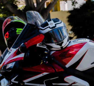 Nerja, İspanya - 10 Haziran 2018 insanlar ve motosiklet motosiklet ralli bir sahil İspanyol kasabasında