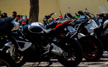 Nerja, İspanya - 10 Haziran 2018 insanlar ve motosiklet motosiklet ralli bir sahil İspanyol kasabasında
