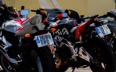 Nerja, İspanya - 10 Haziran 2018 insanlar ve motosiklet motosiklet ralli bir sahil İspanyol kasabasında