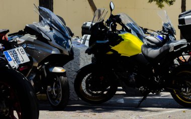 Nerja, İspanya - 10 Haziran 2018 insanlar ve motosiklet motosiklet ralli bir sahil İspanyol kasabasında