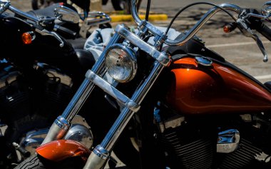 Nerja, İspanya - 10 Haziran 2018 insanlar ve motosiklet motosiklet ralli bir sahil İspanyol kasabasında