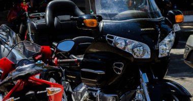 Nerja, İspanya - 10 Haziran 2018 insanlar ve motosiklet motosiklet ralli bir sahil İspanyol kasabasında