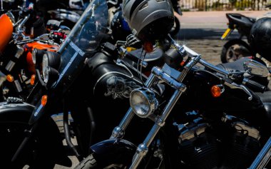 Nerja, İspanya - 10 Haziran 2018 insanlar ve motosiklet motosiklet ralli bir sahil İspanyol kasabasında