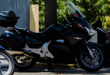 Nerja, İspanya - 10 Haziran 2018 insanlar ve motosiklet motosiklet ralli bir sahil İspanyol kasabasında