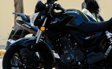 Nerja, İspanya - 10 Haziran 2018 insanlar ve motosiklet motosiklet ralli bir sahil İspanyol kasabasında