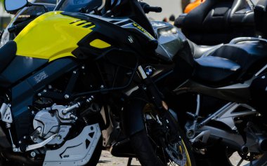 Nerja, İspanya - 10 Haziran 2018 insanlar ve motosiklet motosiklet ralli bir sahil İspanyol kasabasında