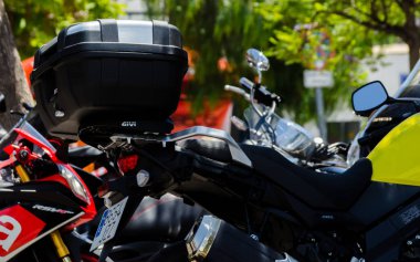 Nerja, İspanya - 10 Haziran 2018 insanlar ve motosiklet motosiklet ralli bir sahil İspanyol kasabasında