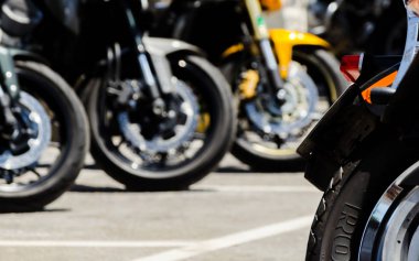 Nerja, İspanya - 10 Haziran 2018 insanlar ve motosiklet motosiklet ralli bir sahil İspanyol kasabasında