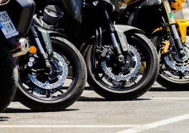 Nerja, İspanya - 10 Haziran 2018 insanlar ve motosiklet motosiklet ralli bir sahil İspanyol kasabasında