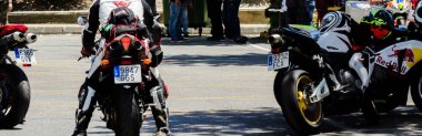 Nerja, İspanya - 10 Haziran 2018 insanlar ve motosiklet motosiklet ralli bir sahil İspanyol kasabasında