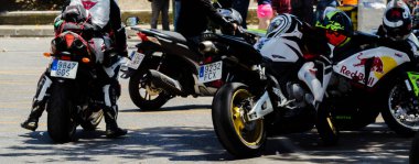 Nerja, İspanya - 10 Haziran 2018 insanlar ve motosiklet motosiklet ralli bir sahil İspanyol kasabasında