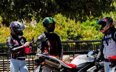 Nerja, İspanya - 10 Haziran 2018 insanlar ve motosiklet motosiklet ralli bir sahil İspanyol kasabasında