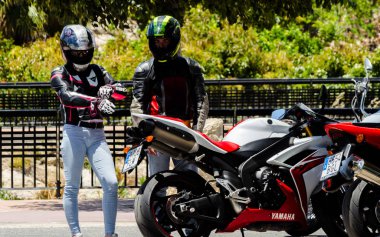 Nerja, İspanya - 10 Haziran 2018 insanlar ve motosiklet motosiklet ralli bir sahil İspanyol kasabasında