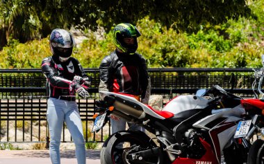 Nerja, İspanya - 10 Haziran 2018 insanlar ve motosiklet motosiklet ralli bir sahil İspanyol kasabasında