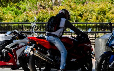 Nerja, İspanya - 10 Haziran 2018 insanlar ve motosiklet motosiklet ralli bir sahil İspanyol kasabasında