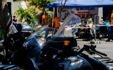 Nerja, İspanya - 10 Haziran 2018 insanlar ve motosiklet motosiklet ralli bir sahil İspanyol kasabasında