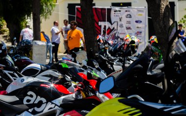 Nerja, İspanya - 10 Haziran 2018 insanlar ve motosiklet motosiklet ralli bir sahil İspanyol kasabasında