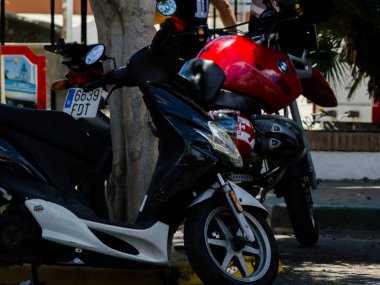 Nerja, İspanya - 10 Haziran 2018 insanlar ve motosiklet motosiklet ralli bir sahil İspanyol kasabasında