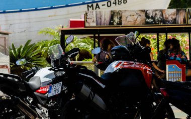 Nerja, İspanya - 10 Haziran 2018 insanlar ve motosiklet motosiklet ralli bir sahil İspanyol kasabasında