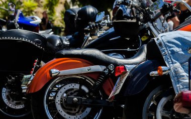 Nerja, İspanya - 10 Haziran 2018 insanlar ve motosiklet motosiklet ralli bir sahil İspanyol kasabasında